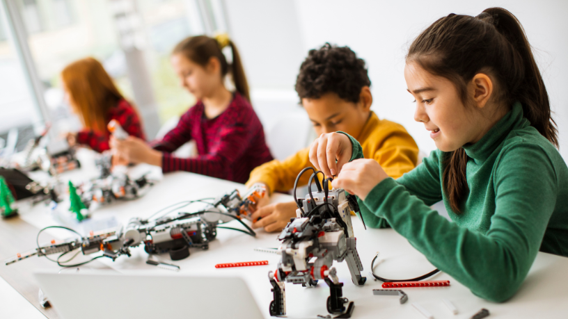 Inovação em sala de aula: Sérgio Bento De Araújo mostra como a robótica forma jovens mais criativos, técnicos e preparados para o futuro.