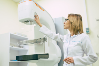 Vinicius Tadeu Sattin Rodrigues destaca a relevância vital de manter o histórico de saúde atualizado e como a comparação com exames anteriores na mamografia sustenta um laudo verdadeiramente assertivo.