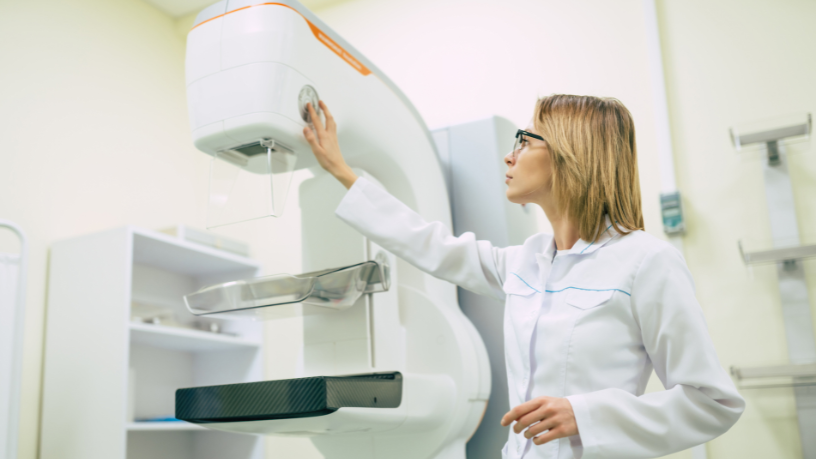 Vinicius Tadeu Sattin Rodrigues destaca a relevância vital de manter o histórico de saúde atualizado e como a comparação com exames anteriores na mamografia sustenta um laudo verdadeiramente assertivo.