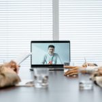 Grupo diverso participa de uma reunião virtual em um ambiente corporativo.