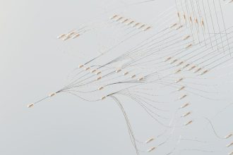Ilustração abstrata de redes neurais digitais interligadas, com fluxos de dados luminosos em um espaço escuro