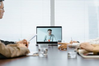 Grupo diverso participa de uma reunião virtual em um ambiente corporativo.
