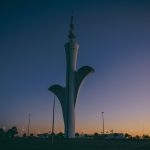Torre de televisão digital de Brasília observada contra o céu durante o pôr do sol