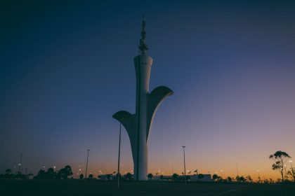 Torre de televisão digital de Brasília observada contra o céu durante o pôr do sol