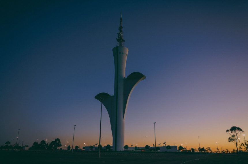 Torre de televisão digital de Brasília observada contra o céu durante o pôr do sol