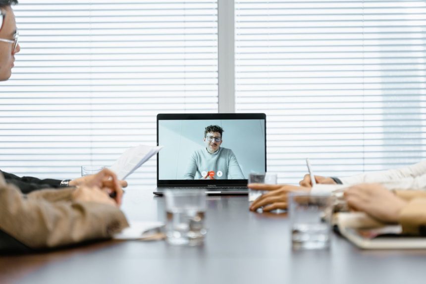 Grupo diverso participa de uma reunião virtual em um ambiente corporativo.