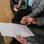 Profissionais discutem ideias sobre realidade virtual durante uma reunião.