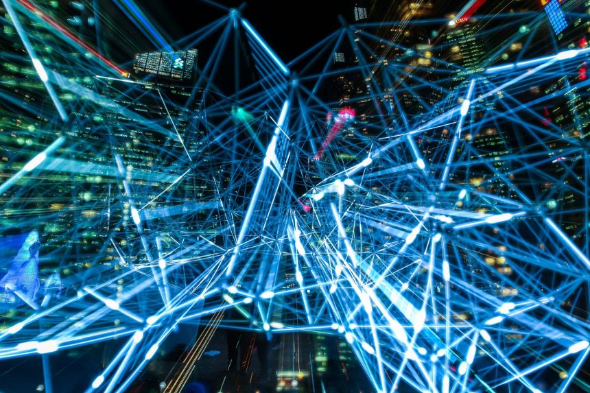 Cena urbana abstrata com trilhas luminosas interconectadas, representando redes digitais e comunicação tecnológica.