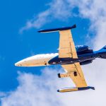 Aeronave especializada voando contra um céu azul sobre Albacete, na Espanha.