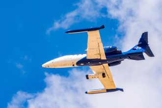 Aeronave especializada voando contra um céu azul sobre Albacete, na Espanha.